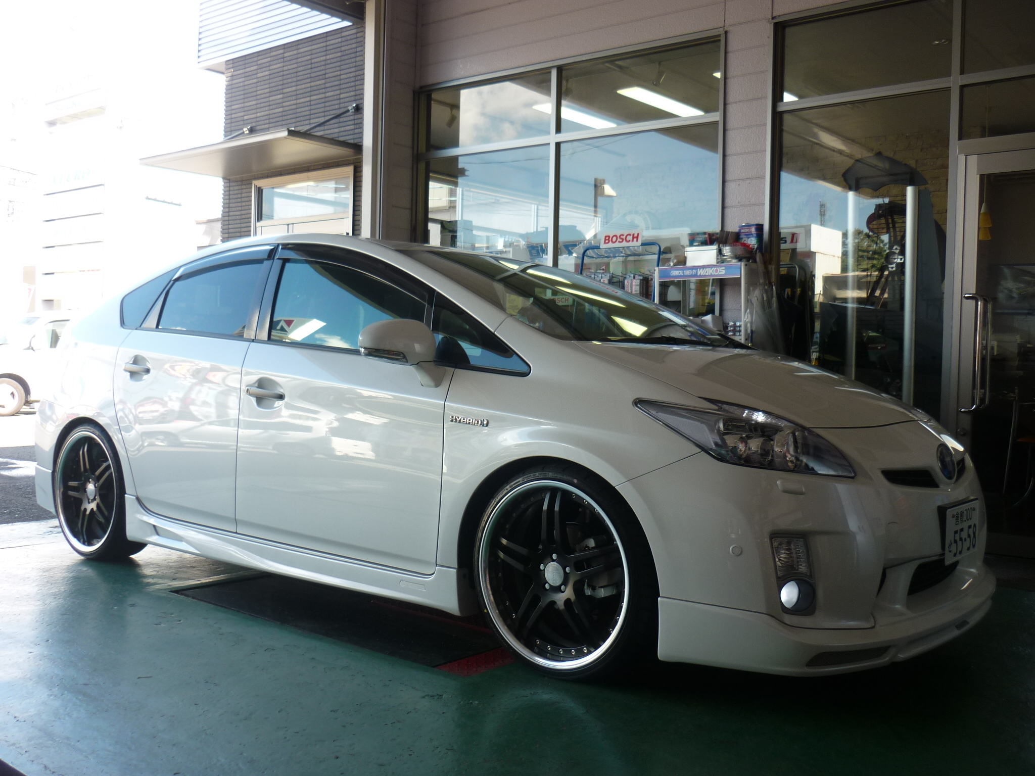 ZVW30 プリウスにワーク20インチ装着 （他) : 平山タイヤサービス