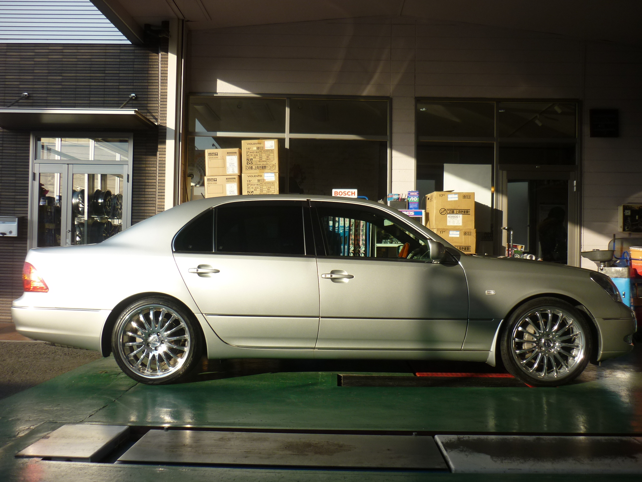 UCF31セルシオにカールソン20インチ装着 : 平山タイヤサービス