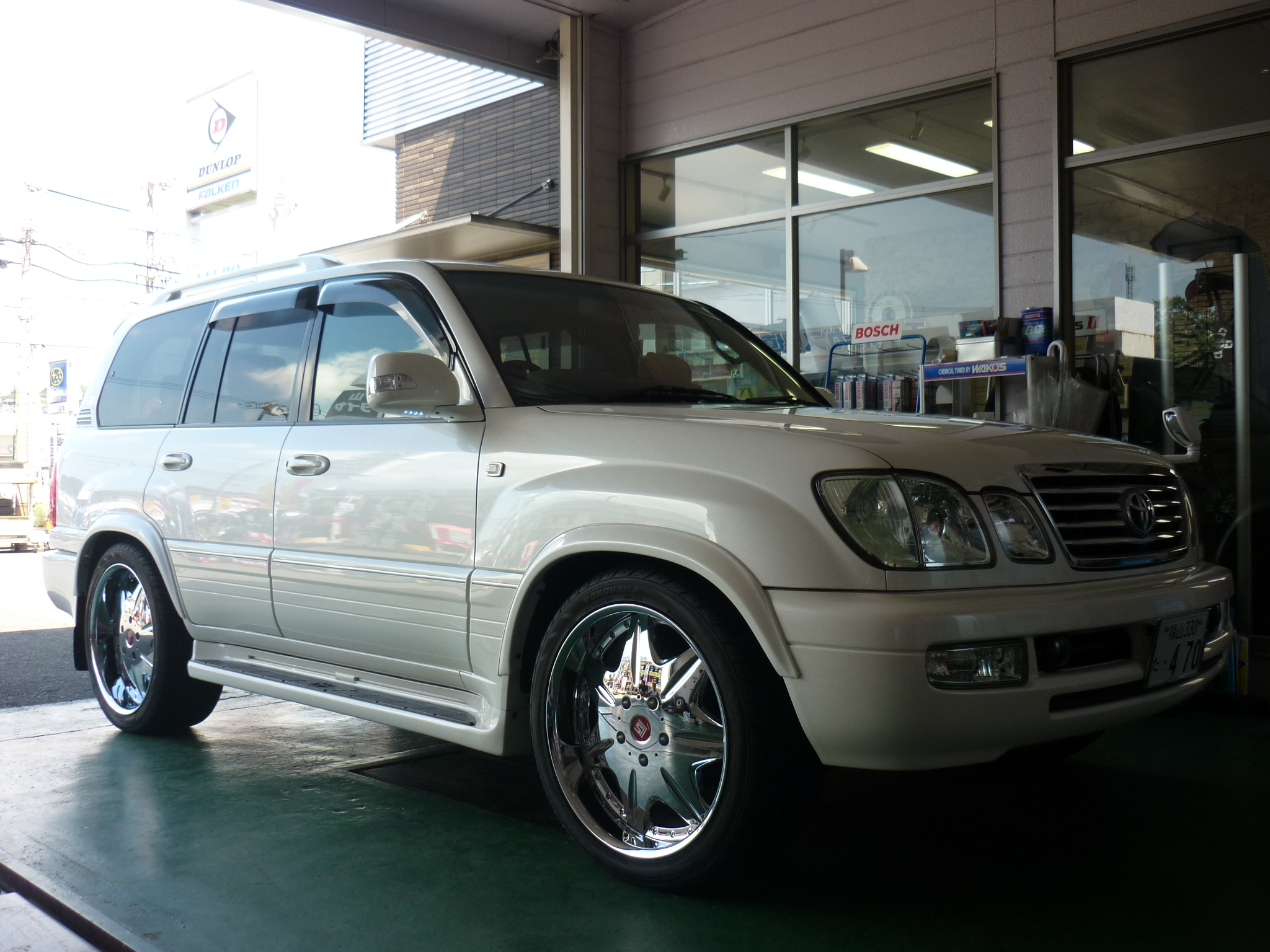 2UPJ-50111566]ランクルシグナス(UZJ100W)バックドア リアゲート ハッチ 中古 ＵＺＪ100 ランドクルーザーシグナスにワークホイール22インチ装着