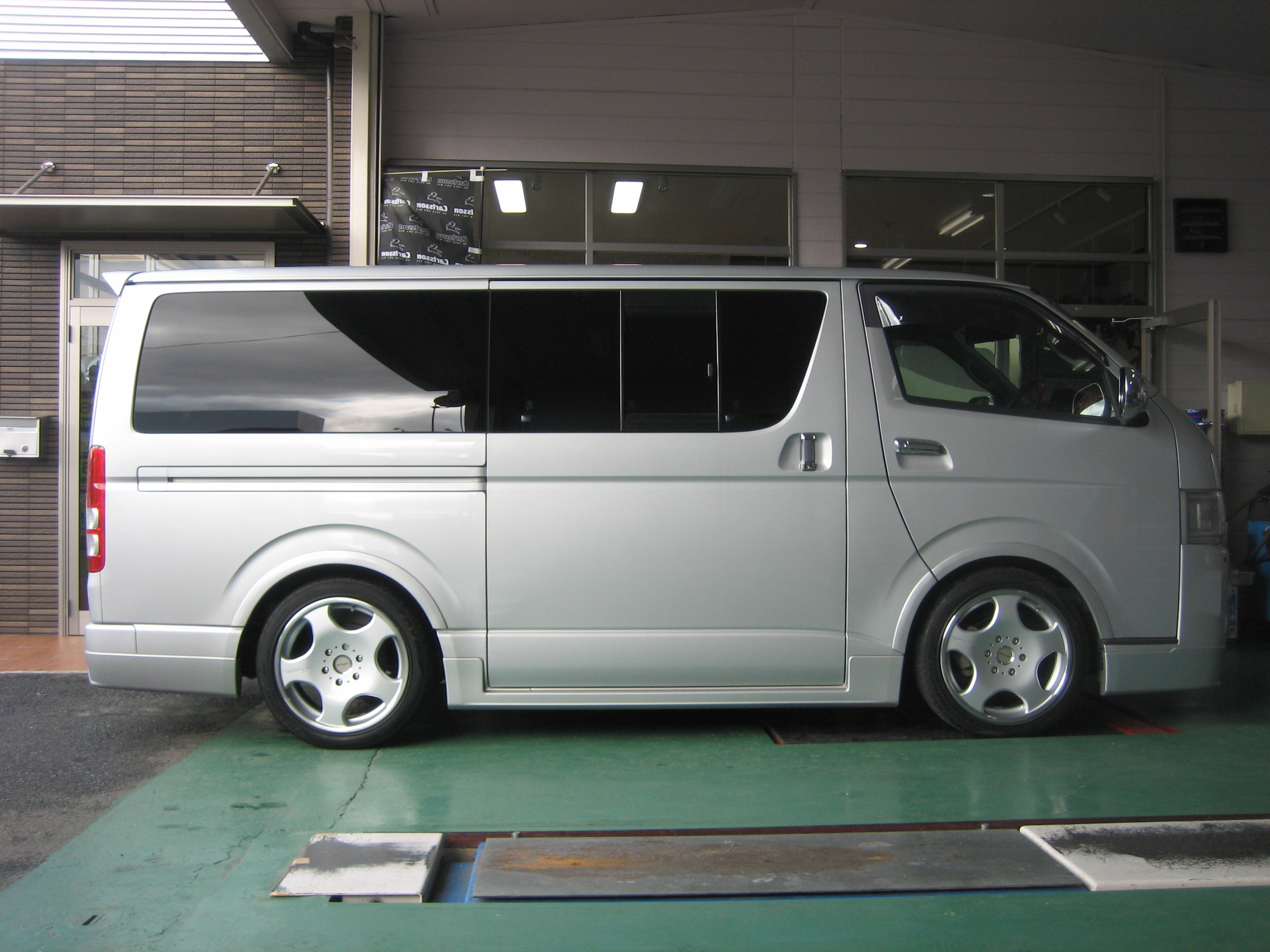 200系ハイエースにヴァルド19インチ : 平山タイヤサービス＊店長の独り言＊