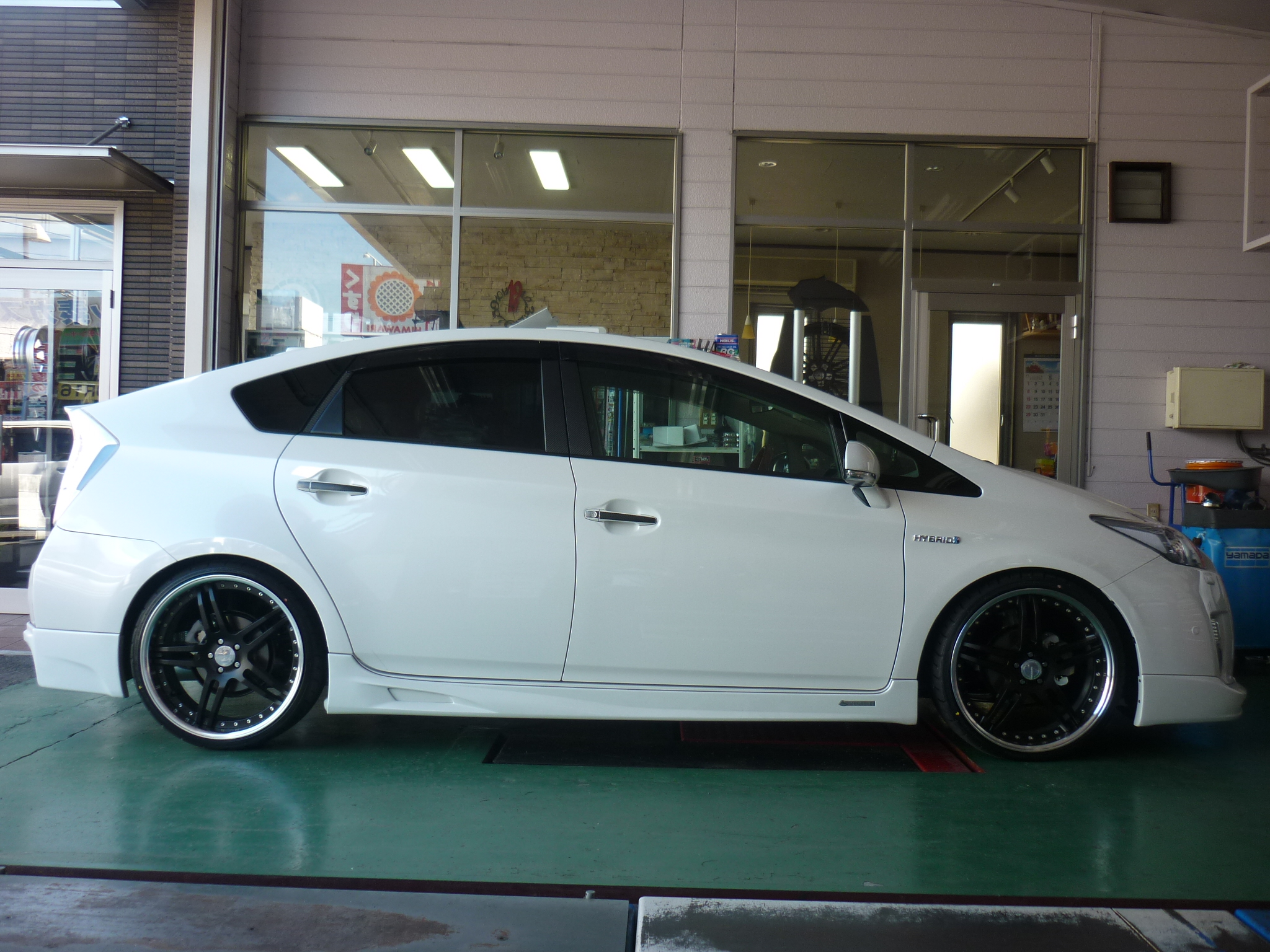 zvw30 プリウスにワークインチ装着 他 平山タイヤサービス 店長の独り言 zvw30 プリウスにワークインチ装着 他 平山タイヤサービス 店長の独り言
