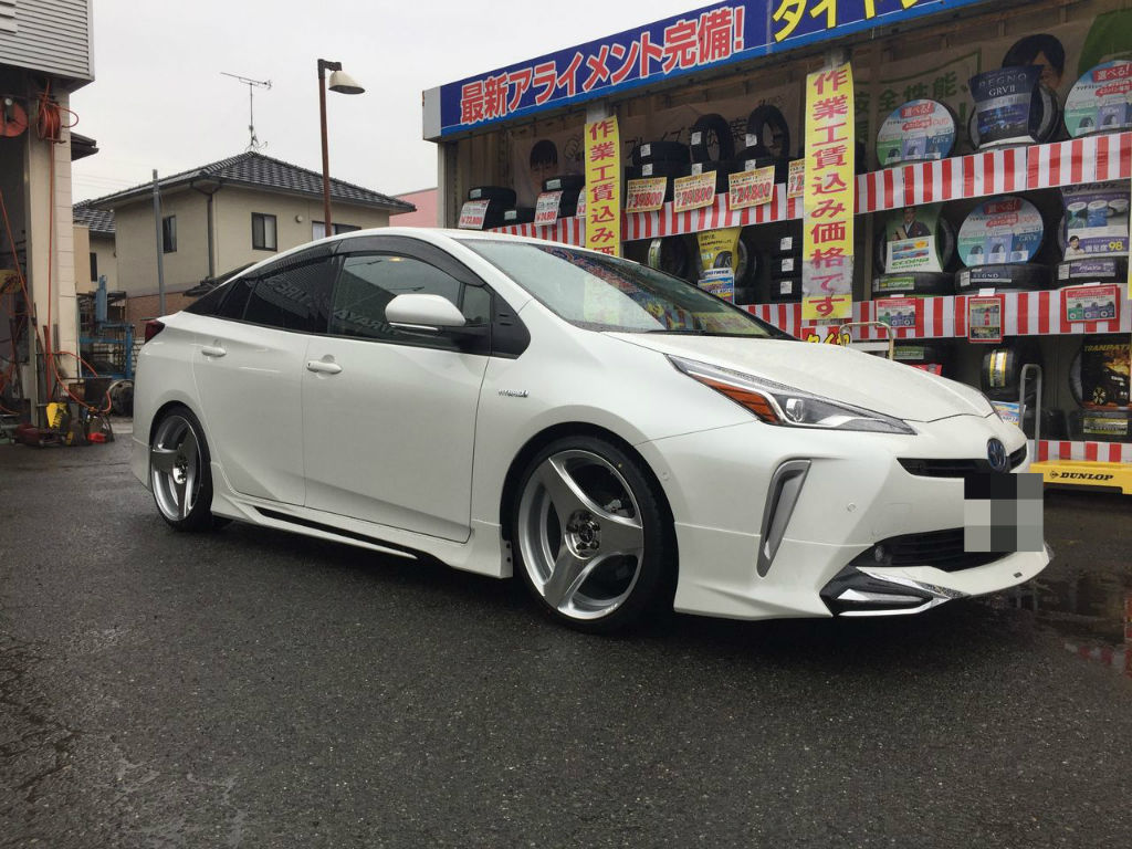Zvw51プリウスにワークホイール19インチを装着 平山タイヤサービス 店長の独り言