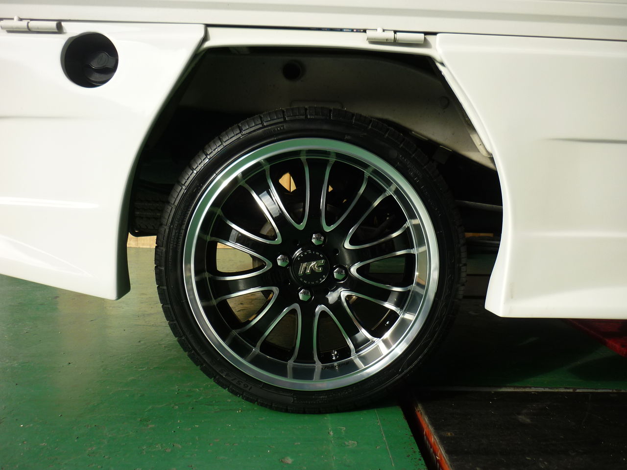 程度の悪い・山少ない 廃車用か下取り用に 16インチ タイヤ・アルミ