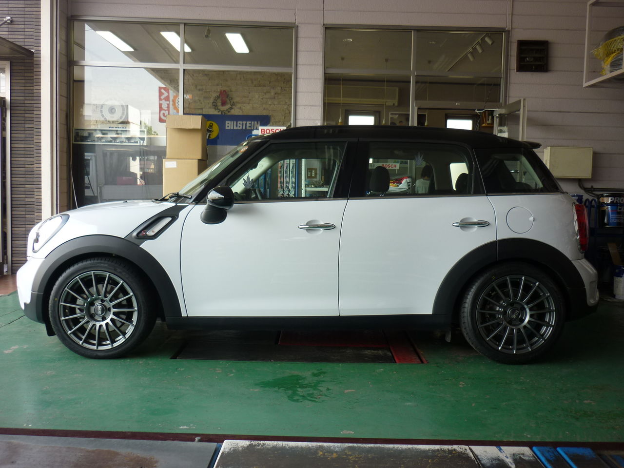 ミニ　クロスオーバー tire YOKOHAMA18インチ　ホイール社外 新車外し品】MINI F60 ミニクロスオーバー 純正 チャンネル