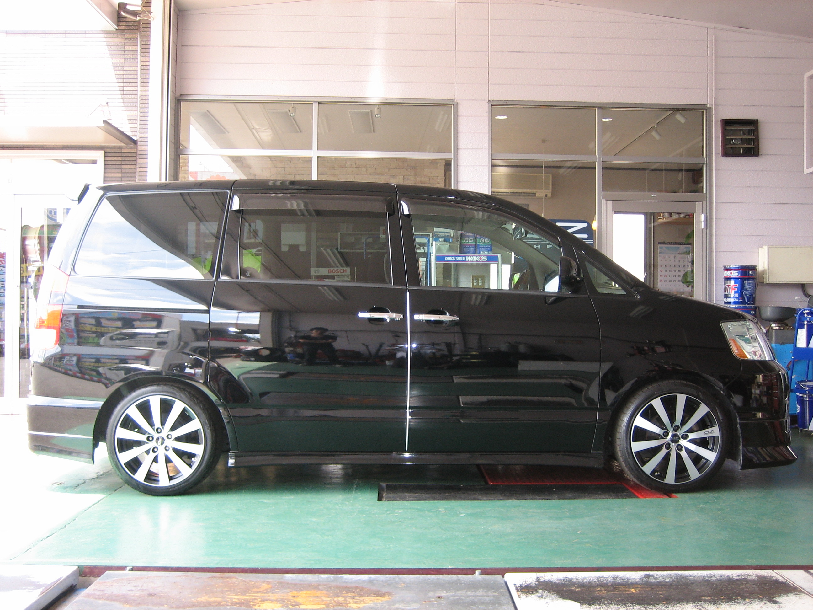 AZR60G ノアにO.Zレーシング18インチ : 平山タイヤサービス