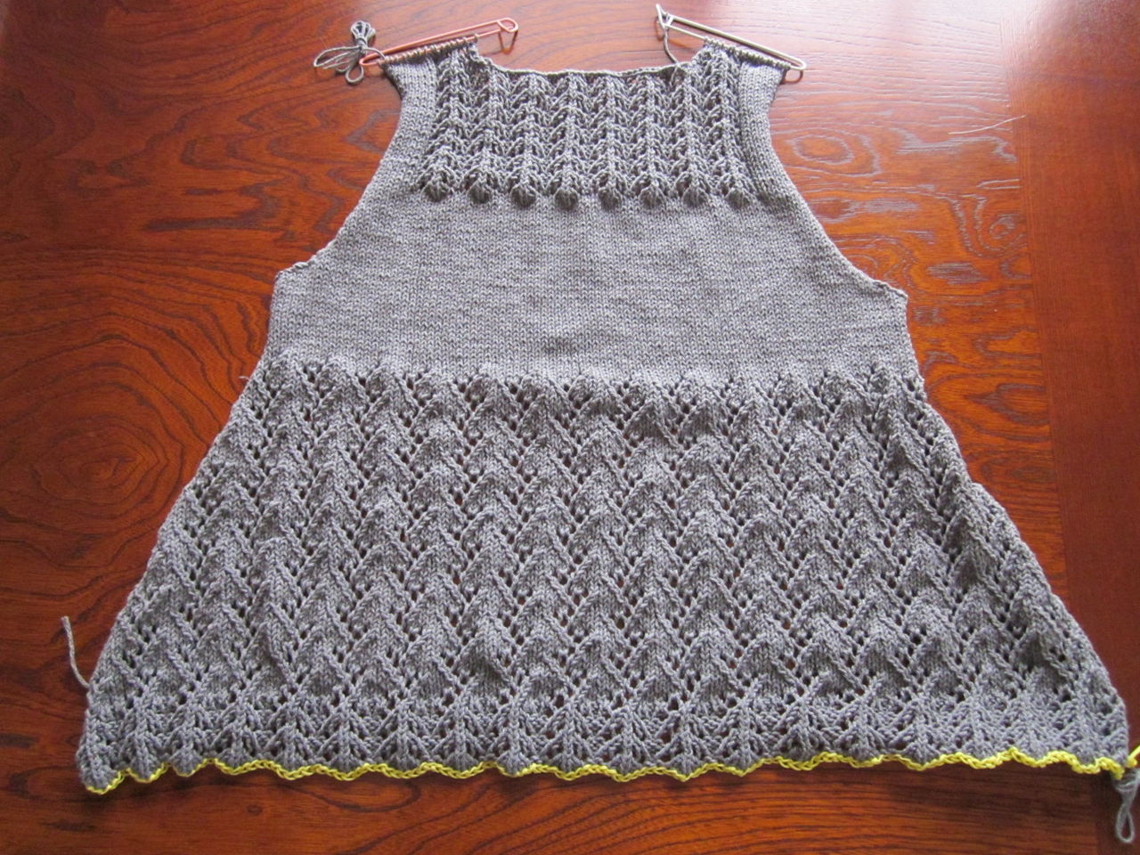 コットンの糸で編む今着たいニット」から「透かし編みのカーディガン