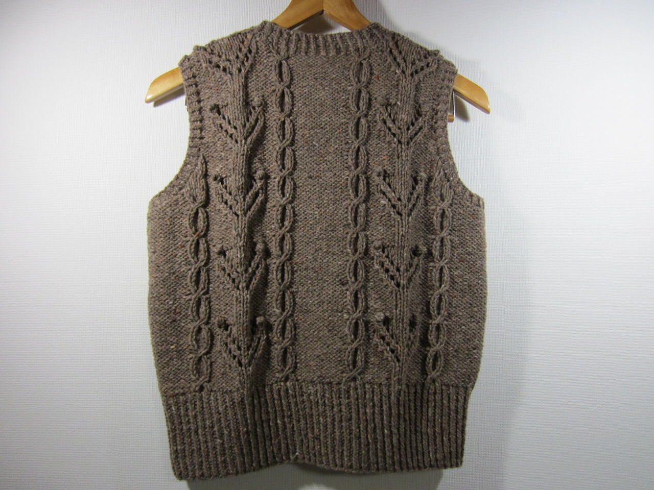 手編み　ヘンリーネックのベスト 三國万里子「編みものワードローブ」から「ヘンリーネックの