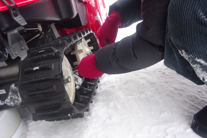 hirobouの田舎暮らし・・・ : ホンダ除雪機キャタピラ外れる