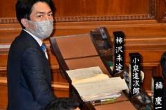 小泉進次郎元環境相が本会議中に読んでいた“謎のメモ”の正体 議題とは関係ない内容