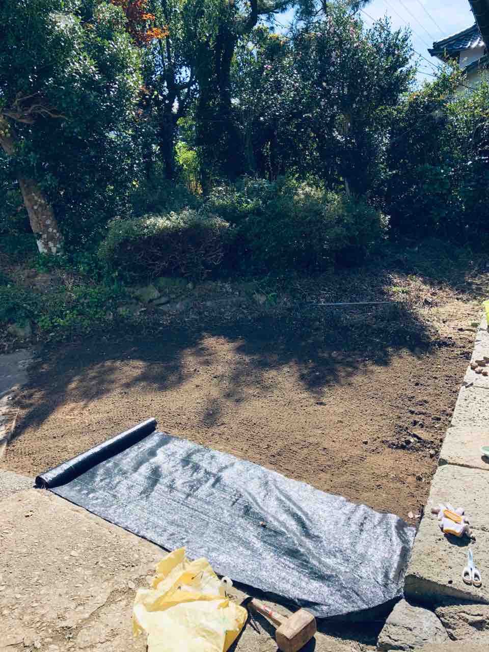 駐車場に敷くジャリ を敷く 移住中