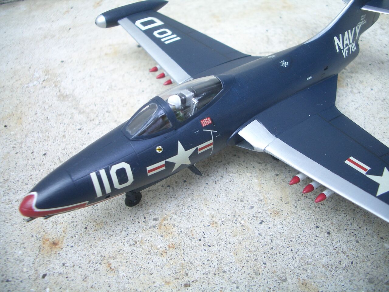 プラモデル完成機　1/48　F9F-3パンサー Amazon | トランペッター 1/48 グラマン F9F-3 パンサー 02834