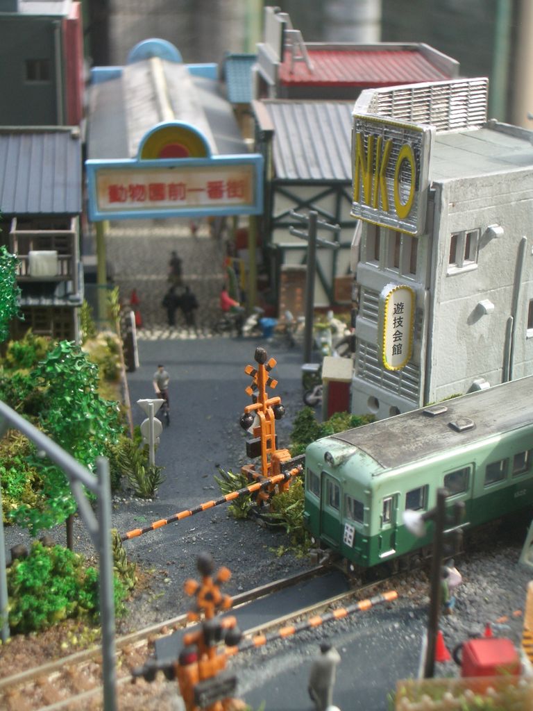南海電車のジオラマ ～商店街らしさの表現～ : 模型の煮物