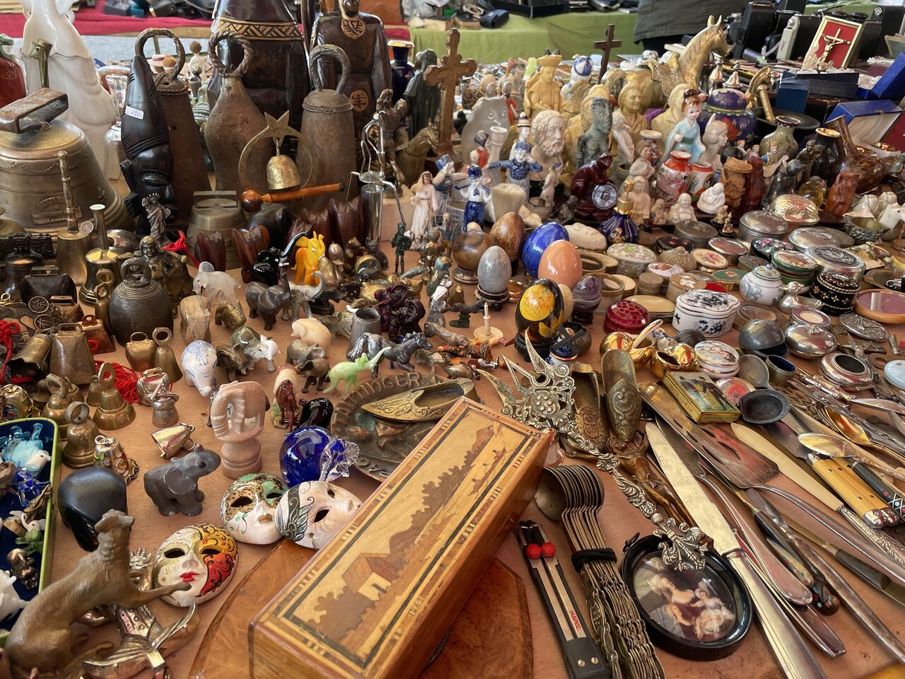 アンティーク・エスカルゴピック　フランス・蚤の市 ここはフランス？スラム感漂うモントルイの蚤の市 : ガイックとの