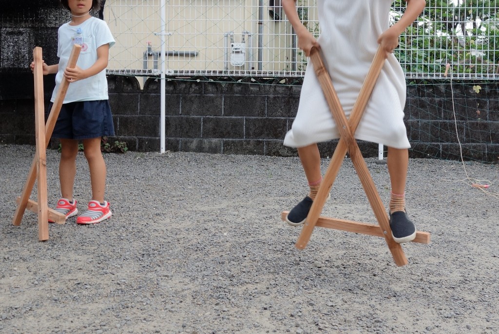 頭にボールを乗せて自転車で