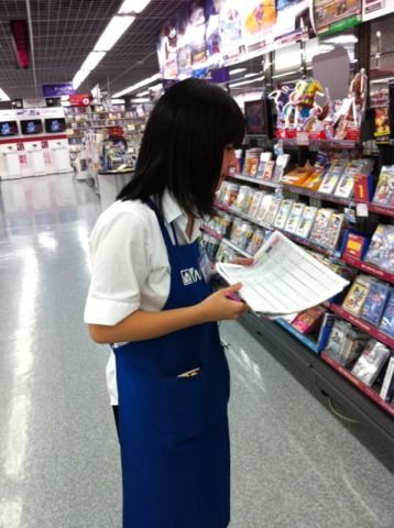 電気屋店員 おっあの客なんか熱心に商品見とるな 声かけたろ これｗｗ なのちゃんねる