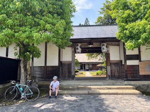 座るルー
