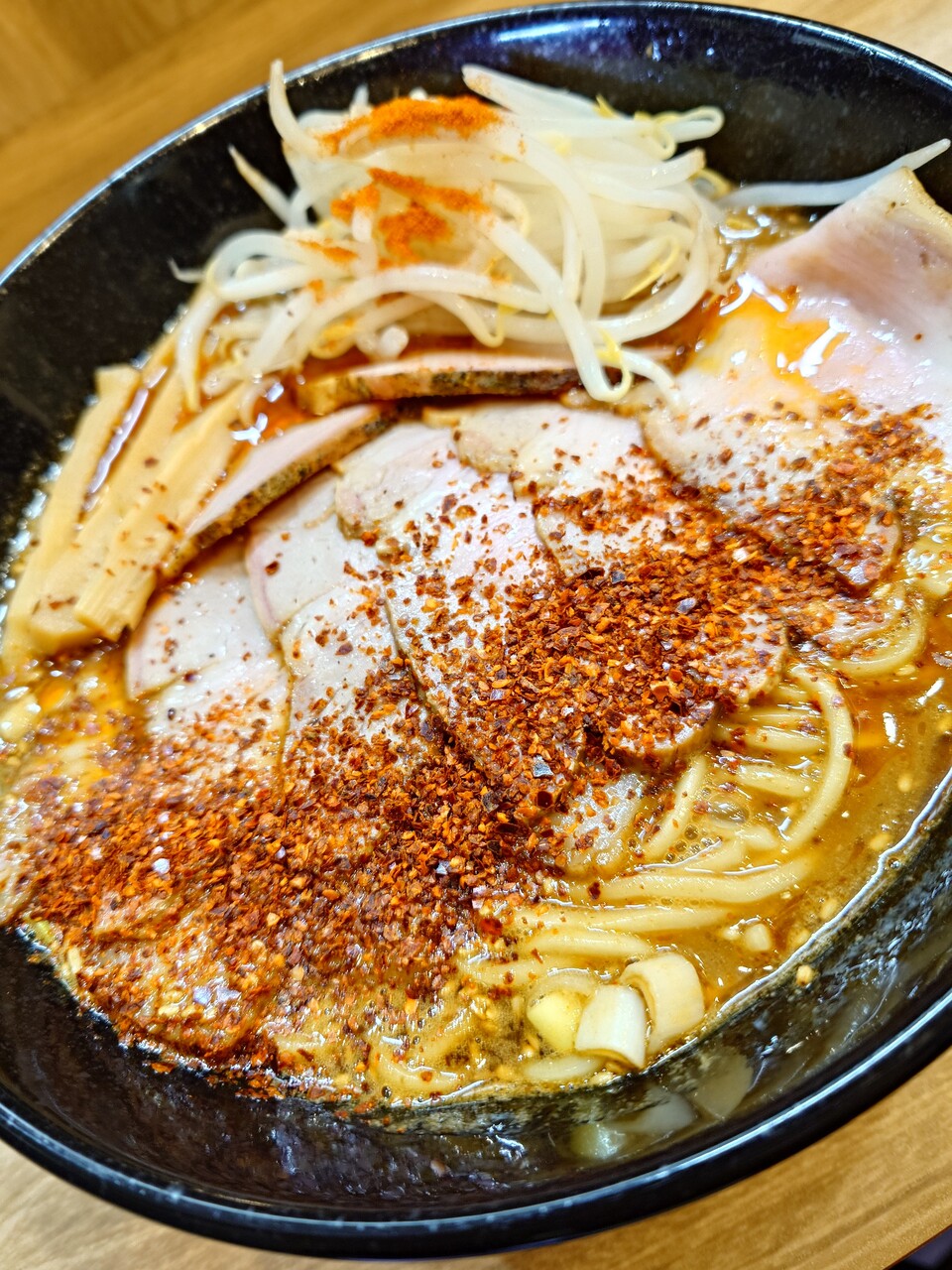 麺座壬土（めんざみつ）【濃厚煮干し辛味噌そば＋チャーシュー増し6枚