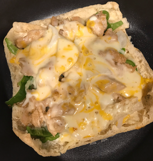 揚げピザフライパンで焼いてるところ