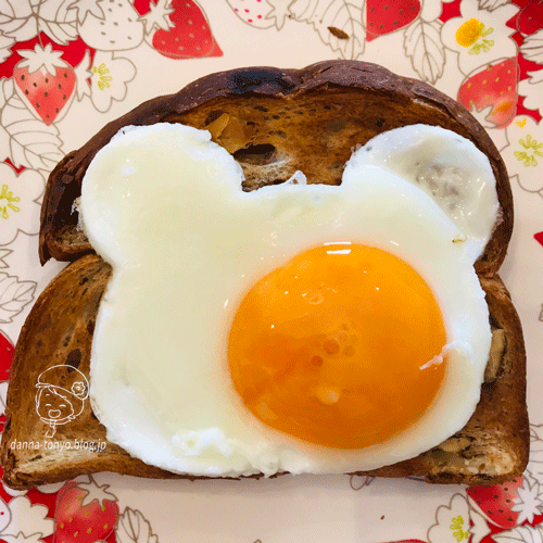 子供のクマちゃん目玉焼き