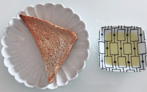 全粒粉食パン半分とオリーブオイル