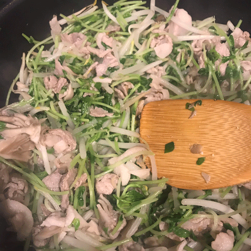 豆苗もやしマイタケ豚肉炒め4