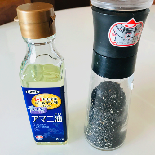 アマニ油と黒ゴマ