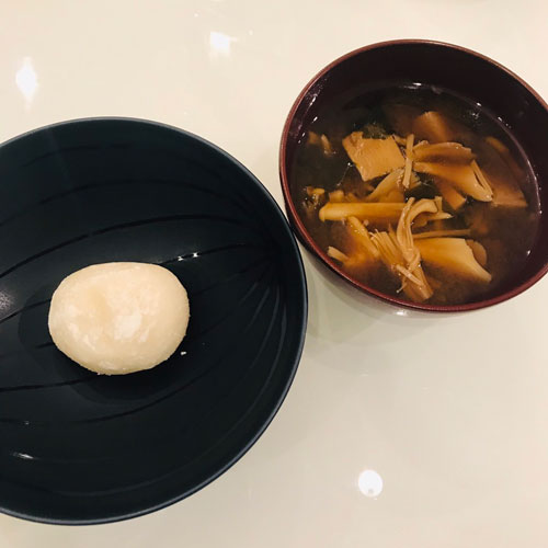 お餅と赤味噌汁