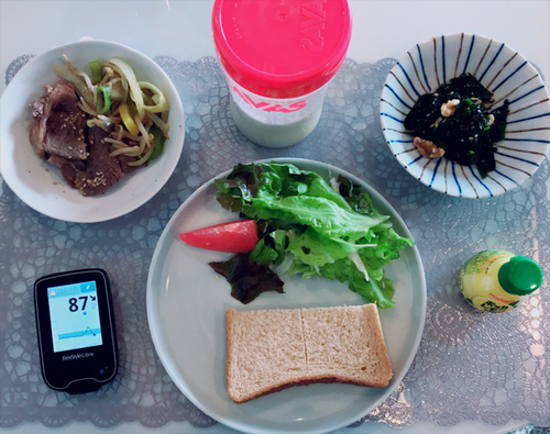 朝食と昼食の間の食事