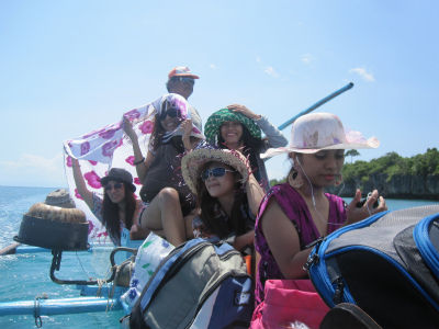 10人で乗った小さな船