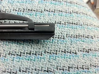 ワイパーゴム端を斜めカットの図