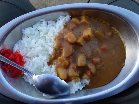 090 夕食はカレー。小屋の外で喰う。