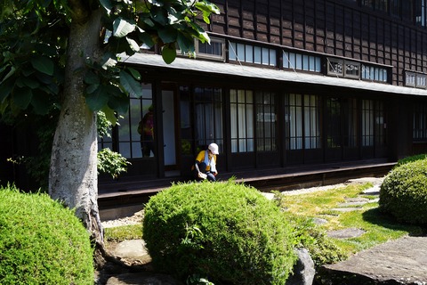 089 立派な池もある。
