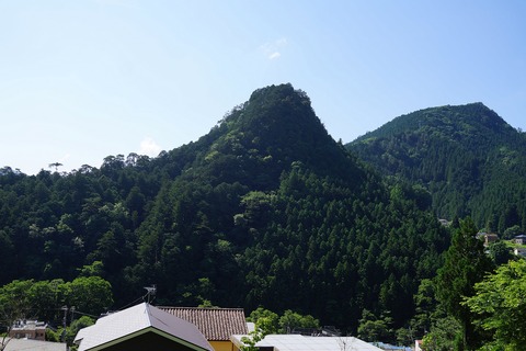 03 奥多摩駅前のシンボル、愛宕山。