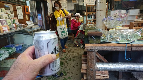 053 麦草ヒュッテで雨宿りがてら一杯。