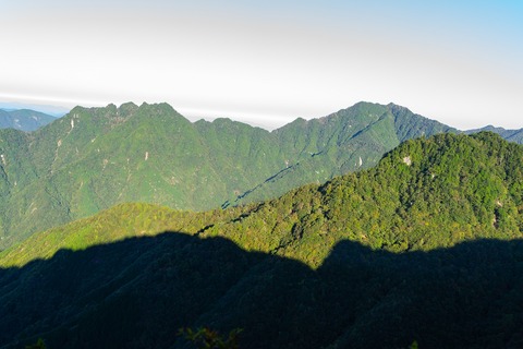 069 左は稲村ヶ岳､右は山上ヶ岳。