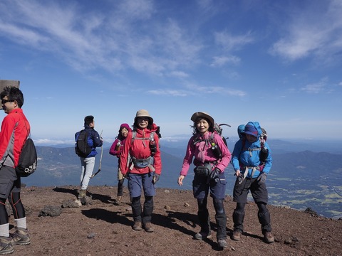 083 山頂にはワンサカ人がいる。