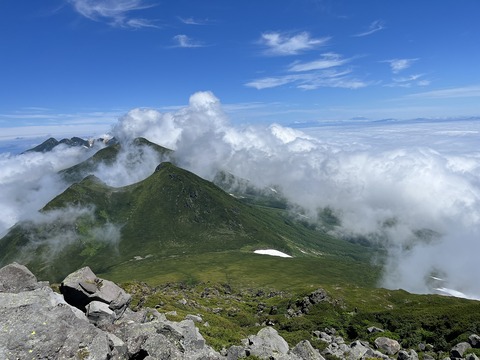 250 知床連山と国後島。