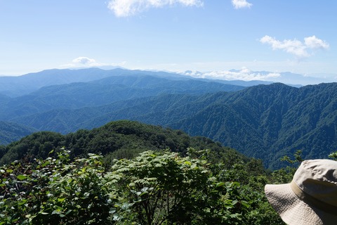 048 左奥は吾妻連峰。