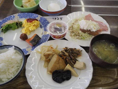 067 朝食はビュッフェスタイル。