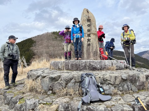 025 石碑の周りに展望案内板があった。