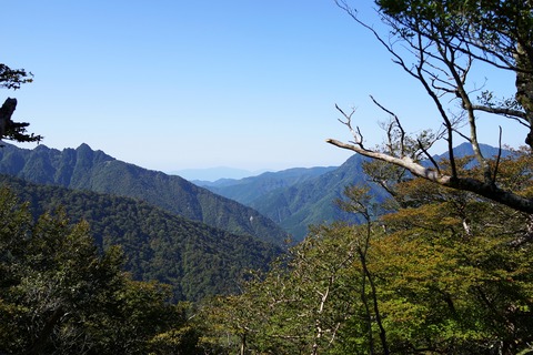 016 北西の眺め。左端は鉄山(てっせん)､右端が稲村ヶ岳。