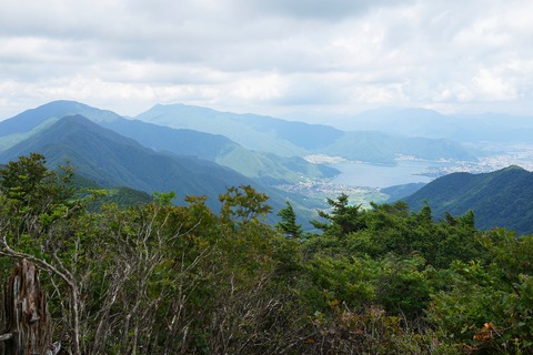 23 遠くは三ッ峠山､左手前は黒岳。