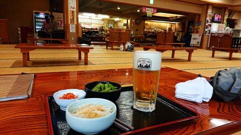 47 紅椿の湯で、ビールセットは860円。