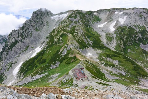 111 向かいの山は龍王岳、下は一の越山荘。