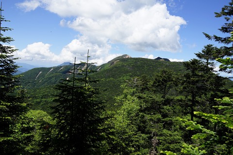 020 (B班)箕冠山の向こうから東西天狗岳。12時32分