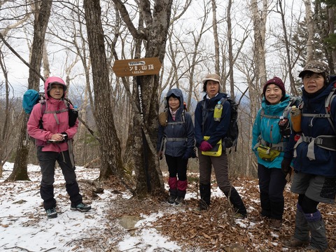 30 こっちだった。三ッ頭山頂に到着。11時42分