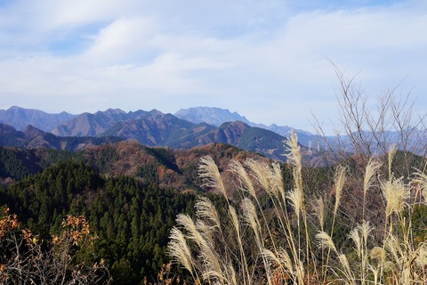 39 目立つのは両神山。