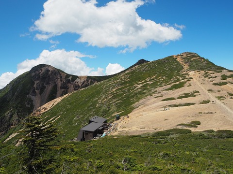 042 (C班)根石岳山荘と根石岳と天狗岳。