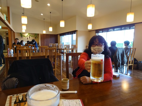 87 明神館の食事処で乾杯。