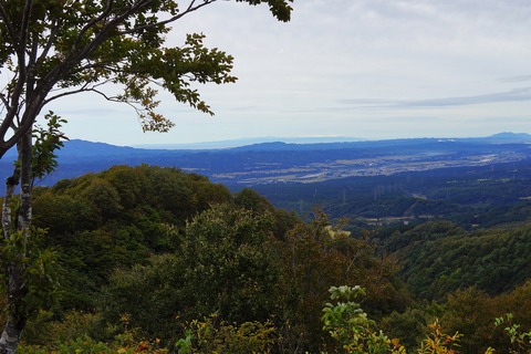 037 看板には無いが、海の向こうに佐渡島も見えている。
